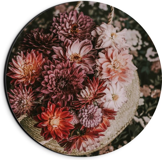 WallClassics - Dibond Muurcirkel - Compositie van Rood/Roze Bloemen in Mand - 20x20 cm Foto op Aluminium Muurcirkel (met ophangsysteem)
