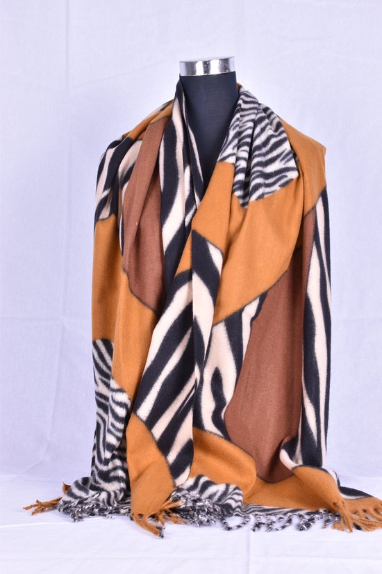 Sjaal in de kleur okergeel met strepen en vlakken