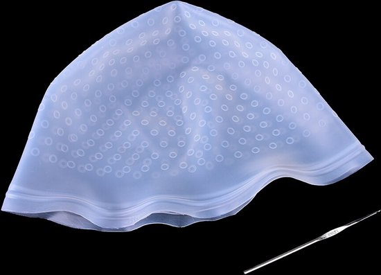 Transparante lichtblauwe highlightcap met kleine cirkelvormige perforaties en een metalen haakje.
