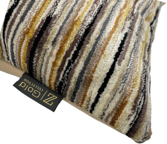 Zippi Design Lucky Stripes 55x55 cm sierkussen kleur bruin, zwart geel creme gestreept, achterzijde goud