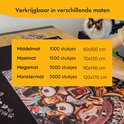 Een zwarte puzzelmat met een gedetailleerde mozaïekpuzzel van een katachtige. Een tekstblok toont beschikbare maten: 1000, 1500, 3000 en 5000 stukjes met bijbehorende afmetingen.