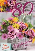 Gefeliciteerd! Je bent 80 jaar geworden! Een bijzondere en kleurrijke kaart met een mand vol bloemen! Een bijzondere en leuke kaart om zo te geven of om bij een cadeau te voegen. Een dubbele wenskaart inclusief envelop en in folie verpakt.