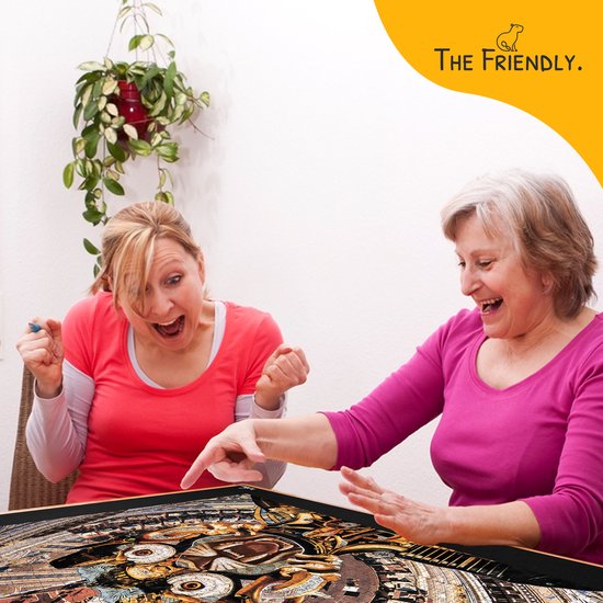 Twee vrouwen, een jongere en een oudere, kijken enthousiast naar een legpuzzel op een zwarte puzzelmat.