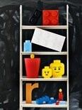 Op een plank staan diverse Lego-opbergdozen, een rode beker en een gele Lego-hoofd.