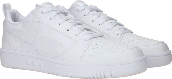 Twee witte PUMA sneakers, vanuit een hoek bekeken, met PUMA-logo op de zijkant.