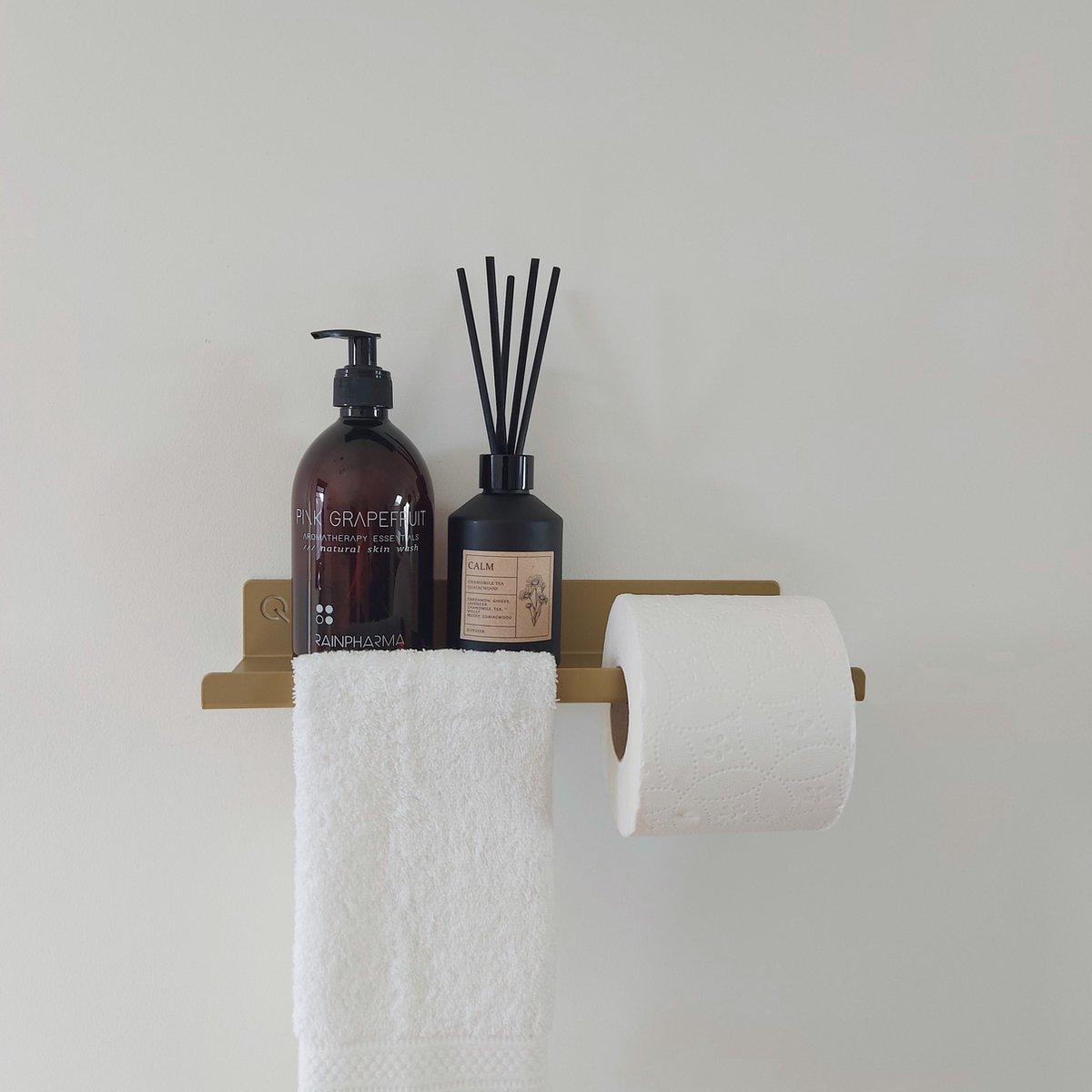 Qstiel Qumi rechts goud - Toiletrolhouder - WC Rolhouder - Toiletpapier houder met plankje - Handdoekhouder - Goud