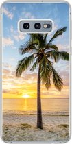 Geschikt voor Samsung Galaxy S10e hoesje - Strand - Palmboom - Zonsondergang - Siliconen Telefoonhoesje
