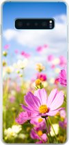 Geschikt voor Samsung Galaxy S10 Lite hoesje - Bloemen - Wei - Paars - Gras - Wit - Wolken - Blauw - Siliconen Telefoonhoesje