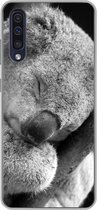 Geschikt voor Samsung Galaxy A30s hoesje - Slapende koala op zwarte achtergrond in zwart-wit - Siliconen Telefoonhoesje