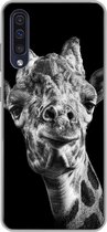 Geschikt voor Samsung Galaxy A30s hoesje - Giraffe tegen zwarte achtergrond in zwart-wit - Siliconen Telefoonhoesje