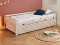 Wit houten dagbed met onderschuifbed en kinderkamerdecoratie.