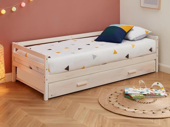 Wit houten dagbed met onderschuifbed en kinderkamerdecoratie.