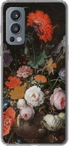 Geschikt voor OnePlus Nord 2 5G hoesje - Stilleven met bloemen en een horloge - Schilderij van Abraham Mignon - Siliconen Telefoonhoesje