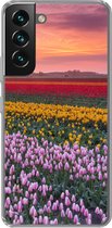 Geschikt voor Samsung Galaxy S22 hoesje - Paarse tulpen in Nederland - Siliconen Telefoonhoesje