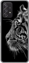 Geschikt voor Samsung Galaxy A53 5G hoesje - Tijger op zwarte achtergrond in zwart-wit - Siliconen Telefoonhoesje