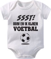 Hospitrix Baby Rompertje met Tekst "SSST! Oom en ik kijken Voetbal" | 0-3 maanden | Korte Mouw | Cadeau voor Papa | Aanstaande Vader | Vaderdag