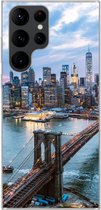 Geschikt voor Samsung Galaxy S22 Ultra hoesje - New York - Brooklyn Bridge - Boot - Siliconen Telefoonhoesje