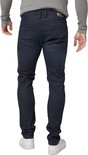 Een man met tatoeages draagt een grijze longsleeve en een donkerblauwe slim fit jeans, van achteren gezien.