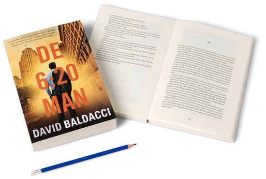 Een open boek en een gesloten boek met de titel 'DE 6:20 MAN' liggen naast een blauwe potlood op een witte achtergrond. Op de omslag staat een man met een jas over zijn schouder voor stadsgebouwen.