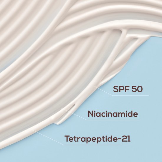 Textuur van crème met de tekst SPF 50, Niacinamide en Tetrapeptide-21.