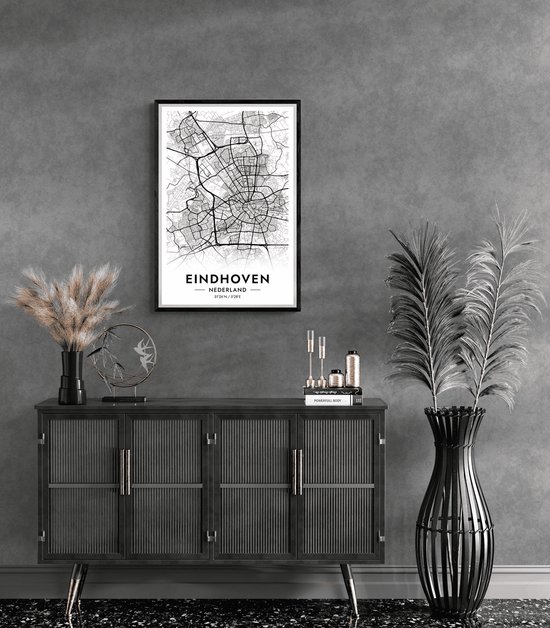 Affiche de carte de ville d'Eindhoven, Pays-Bas, en noir et blanc, encadré dans un cadre noir, au-dessus d'un buffet noir.