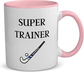 Akyol - super trainer koffiemok - theemok - roze - Sport - coach - hockey stick - trainer - geschenk - verjaardag - love gift - 350 ML inhoud