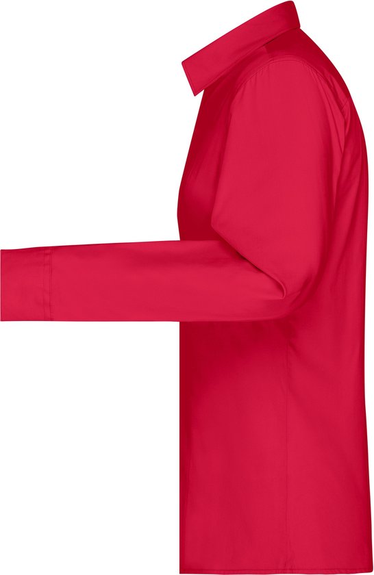 Rode blouse met lange mouwen, staand van profiel.