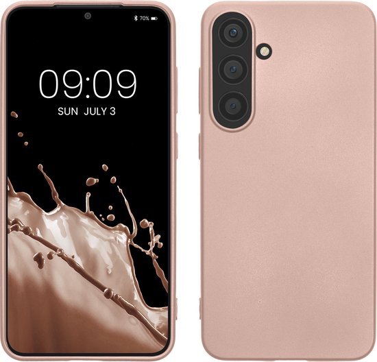 Coque de téléphone or rose et smartphone affichant 09:09 sur fond noir.