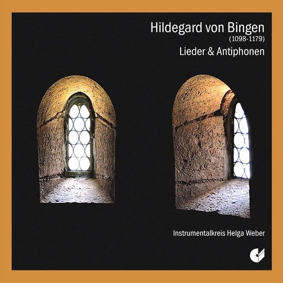 Twee stenen romaanse vensters met glas-in-lood, deels verlicht, met de tekst Hildegard von Bingen, Lieder & Antiphonen