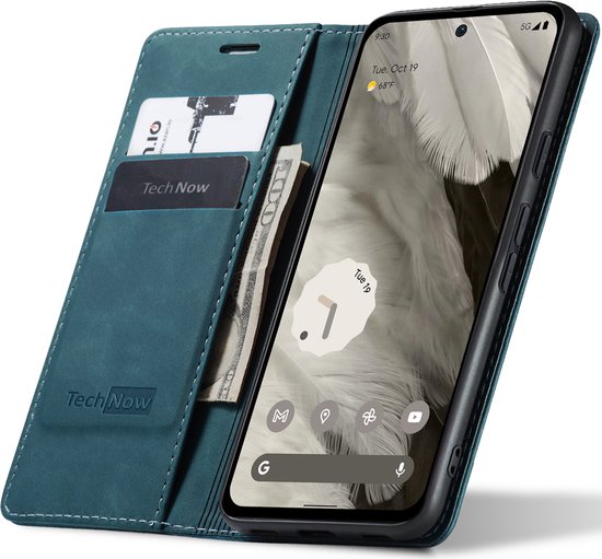 Étui bleu en suedine pour téléphone avec fentes pour cartes et billets, ouvert pour révéler le téléphone.