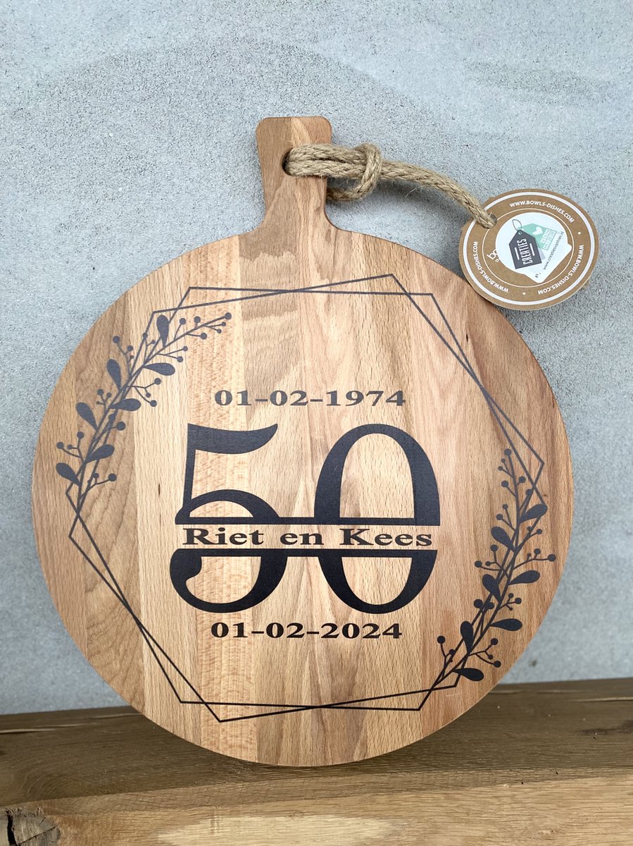 Creaties van Hier - serveerplank - 50 jaar getrouwd (stempel/rand tak/hart) - 35 cm - gepersonaliseerd cadeau - hout