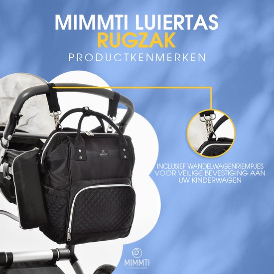 Zwarte MIMMTI luiertas rugzak met ruitenpatroon, bevestigd aan een kinderwagen met 'kinderwagenriempjes'.
