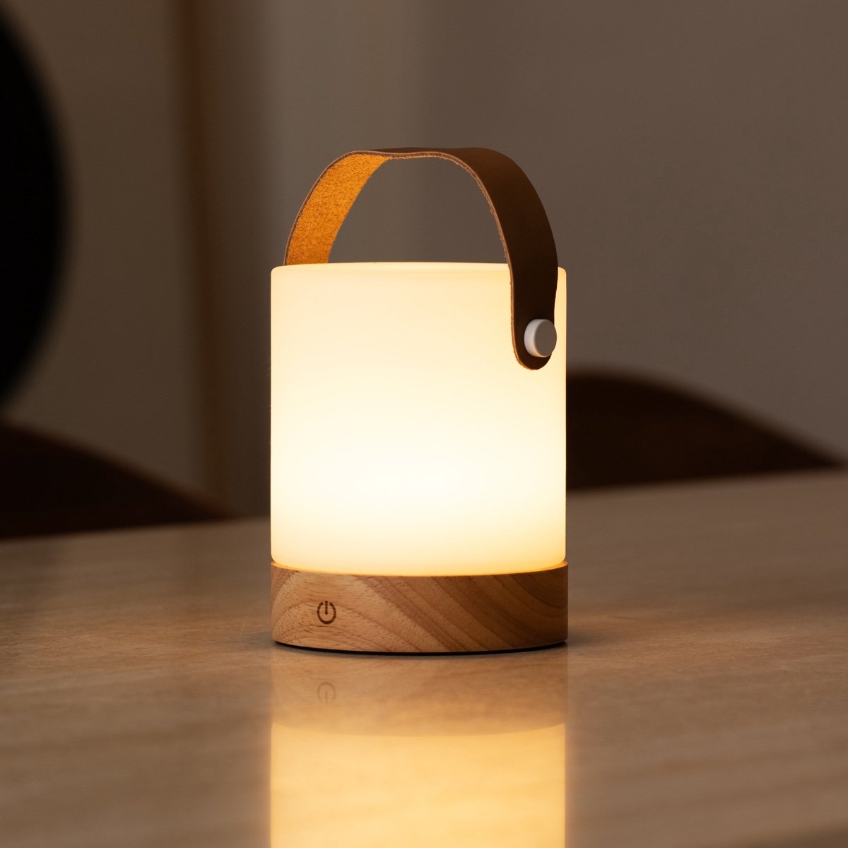 Tavellio – Tafellamp Avery – 100% Hout & Lederbandje – Dimbaar, Draadloos & USB – Touch schakelaar – Oplaadbare Tafellamp – Tafellamp op Accu en Batterij – Bureaulamp – Kampeerlamp – Leeslamp – Nachtlampje – Tafellamp Binnen en Buiten – 21CM