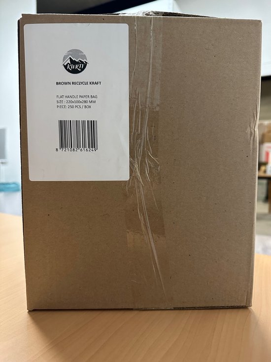 Boîte en carton marron avec une étiquette Kurtt. La boîte contient 250 sacs en papier de 22x10x28cm.