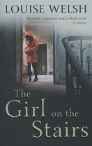 Boek 'The Girl on the Stairs' van Louise Welsh. Een meisje in oranje jas staat in een gang.