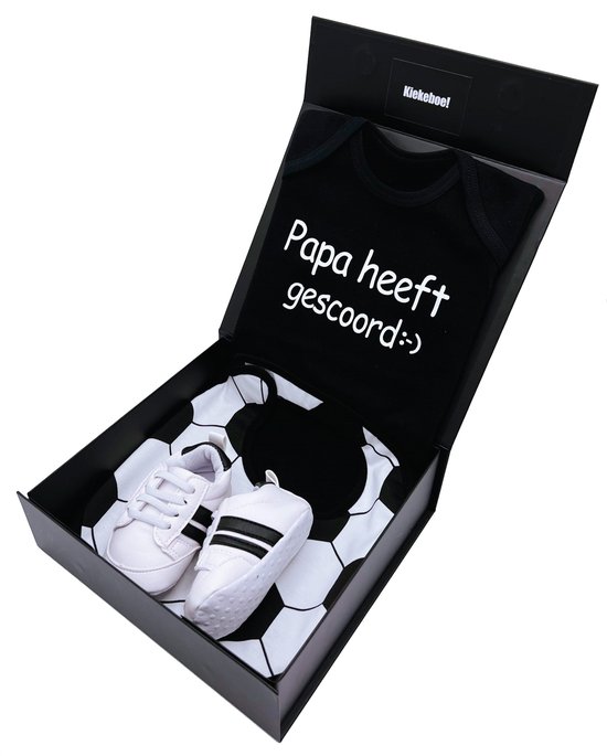Kraamcadeau jongen met romper, voetbal slab en schoentjes sneakers - kan ook rechtstreeks als cadeau worden verstuurd van De Kleine Banaan — afbeelding 2