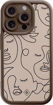 Casimoda® hoesje - Geschikt voor iPhone 13 Pro - Abstract Faces - Effen telefoonhoesje met lensbescherming - TPU - Backcover - Bruin/beige