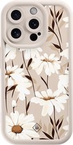 Casimoda® hoesje - Geschikt voor iPhone 15 Pro - In Bloom - Effen telefoonhoesje met lensbescherming - TPU - Backcover - Bruin/beige