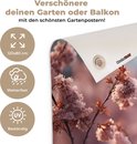 Close-up van een poster met een Schotse hooglander in roze bloesems. Kenmerken: 120x80 cm, weerbestendig, UV-bestendig.