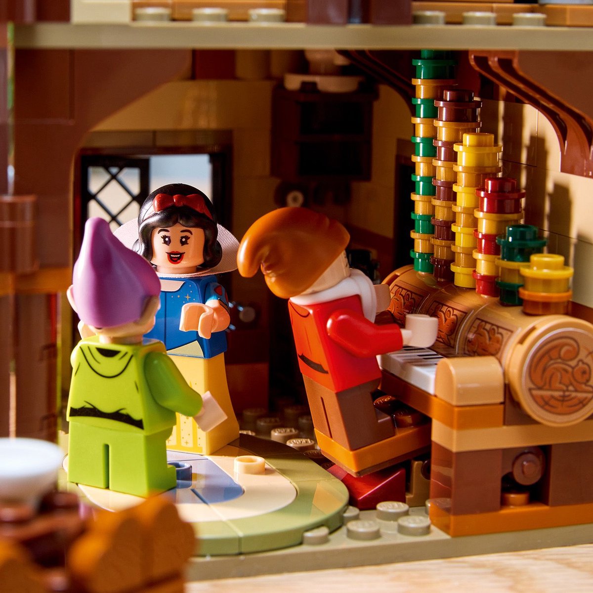 LEGO Disney Huisje van Sneeuwwitje en de zeven dwergen - 43242 — afbeelding 21