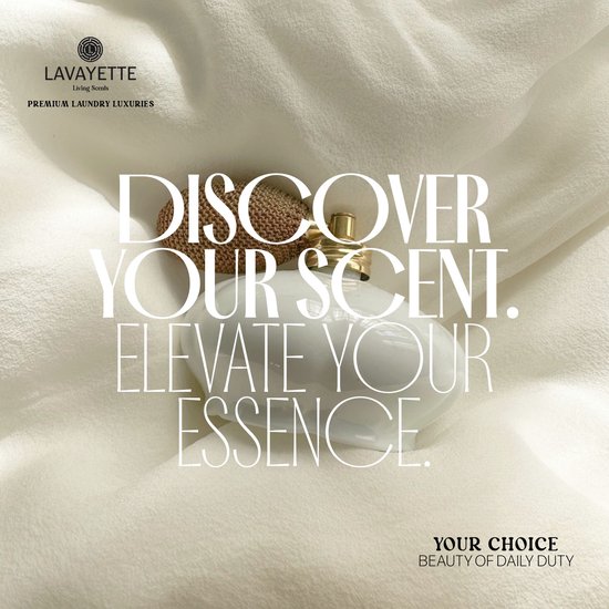 Bouteille de parfum de linge sur tissu blanc, avec le texte 'DISCOVER YOUR SCENT. ELEVATE YOUR ESSENCE.'