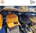 Casquette trucker New Era orange avec logo NY Yankees. Casquette bicolore beige et verte.