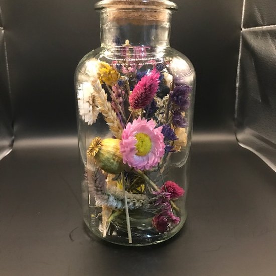 Fleurige droogbloemenstuk in een melkbusvaas/pot met een kurk | decoratie | vaas | droogbloemen in fles | boeket | bloemstuk | bloemen in glas | fleurig | fles met kurk | cadeau | gezellig | woondecoratie