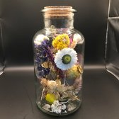 Fleurige droogbloemenstuk in een melkbusvaas/pot met een kurk | decoratie | vaas | droogbloemen in fles | boeket | bloemstuk | bloemen in glas | fleurig | fles met kurk | cadeau | gezellig | woondecoratie