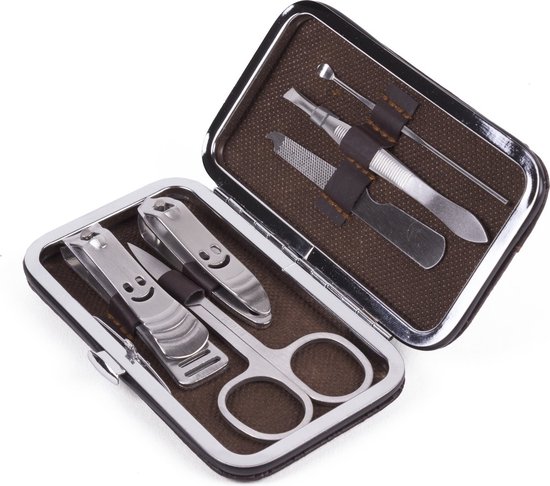 Zilveren manicure set in bruin etui, met smiley gezichtjes op de nagelknippers en schaar. Bevat schaar, nagelknipper, pincet, oorlepel en nagelvijl.