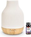 Witte keramische diffuser met geribbelde textuur en houten basis, met flesje lavendelolie.