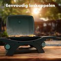 Zwarte KitchenBrothers gasbarbecue met open deksel, waarop hamburgers met gesmolten kaas grillen. Gerookt met rook.