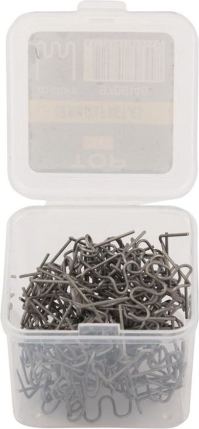Een open kunststof doosje met een stapel golfvormige metalen nietjes.