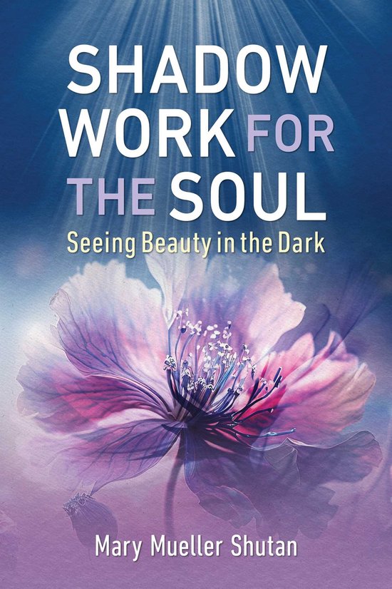 Boekomslag 'Shadow Work for the Soul'. Een paarse en roze bloem met de tekst 'Shadow Work for the Soul' en 'Seeing Beauty in the Dark'.