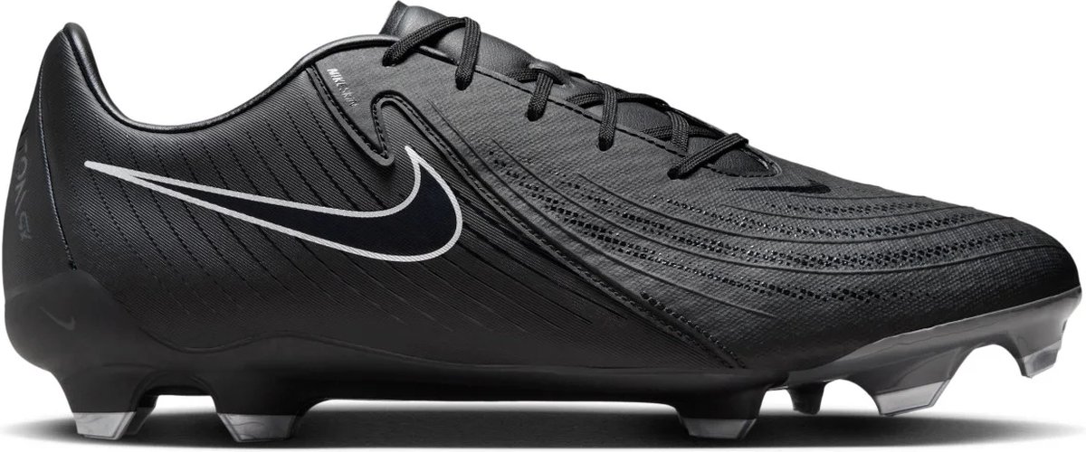 Zwarte NIKE Phantom GX II Academy FG/MG voetbalschoenen voor heren, ontworpen voor duurzaamheid en snelheid op het veld.